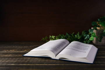 木のテーブルの上に置かれたハードカバーの本