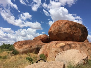 オーストラリアの巨大岩（デビルズマーブル）