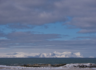 Schneebedeckte Berge an der isländischen Küste