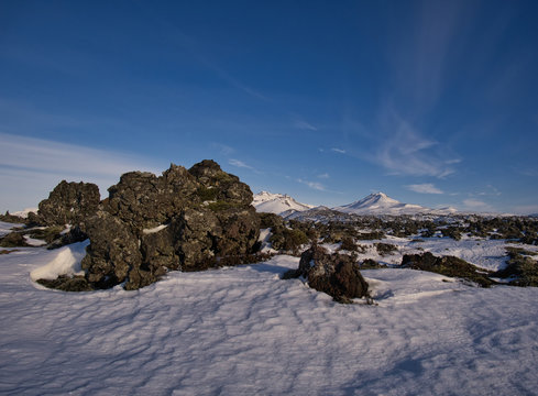 Ein Lavafeld in Island mit einem gro&szlig;en Lavafelsen