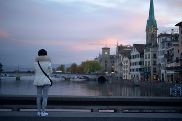 Fototapeta na wymiar touriste profitant du coucher de soleil - Zurich