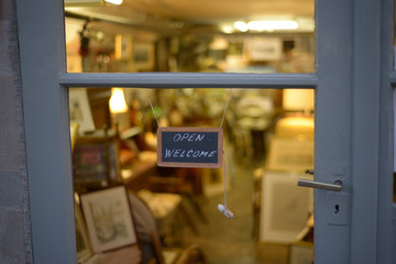 pancarte ouvert sur un magasin