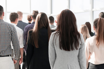 Obraz premium young business people walking together in a new office