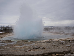 Eine große Wasserfontäne vom Geysir in Island