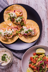 Tacos de langostinos con pico de gallo, cebolla roja incurtida y mayonesa de cilantro picante
