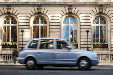Plakat Taxi in motion in London