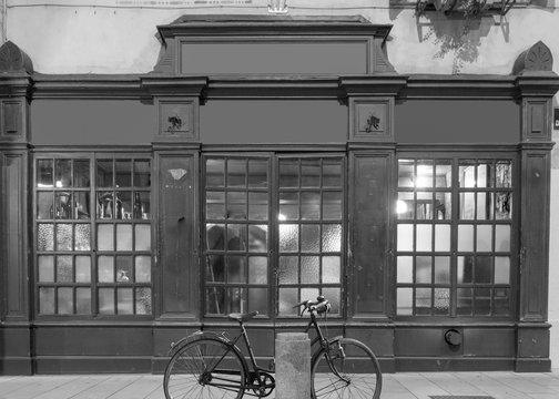Le vieux v&eacute;lo et l'ancienne devanture de bistrot.