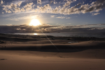 Fototapeta na wymiar Wschód słońca na plaży