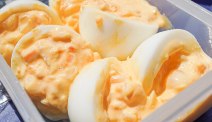 タルタルソースをかけた茹で卵