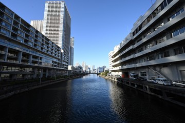 運河沿いの都市