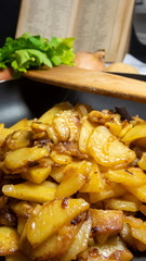 Bratkartoffeln in einer Pfanne