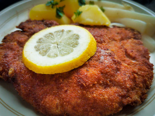 paniertes Schnitzel mit Spargel