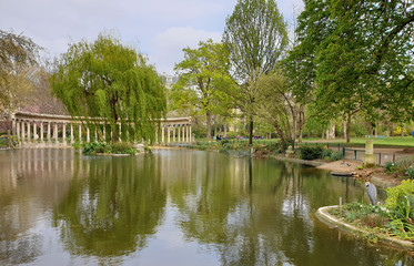 Fototapeta na wymiar Pond in the Park Monceau at spring, Paris