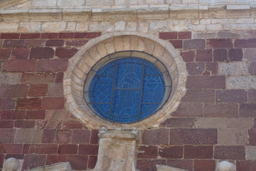 vidriera circular con gravados geometricos de la iglesia de santa maría de prades, tarragona, españa, euopa