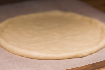 pizza fatta in casa alla salsiccia rucola e acciughe tipica napoletana 