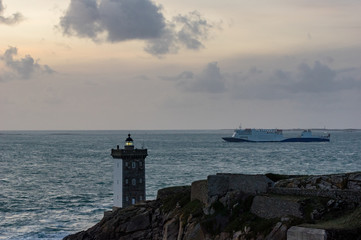 Ferry devant le phare de Kermorvan