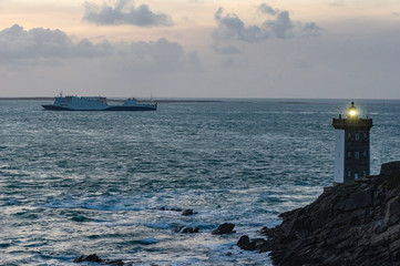 Ferry devant le phare de Kermorvan