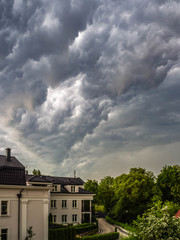 chmury nad domami