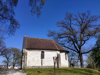 Fototapeta na wymiar chapelle au printemps 