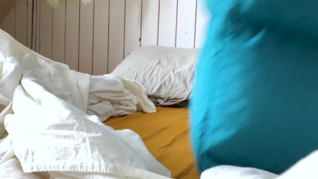 Couverture sur le lit
