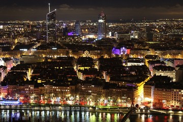 ville de lyon illuminée pendant la fete des lumières vue depuis la colline de fourvière 