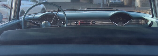 tableau de bord d'une voiture de collection vu depuis l'arrière 