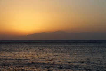 coucher de soleil au dessus de l'ile de tenerife aux canaries 