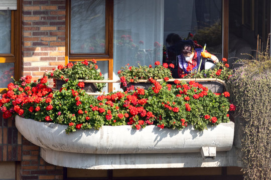 se&ntilde;ora fregando el suelo de su terraza protegida con una m&aacute;scara en tiempos del coronavirus