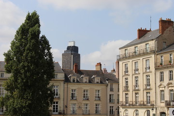 ville de nantes et son gratte ciel 