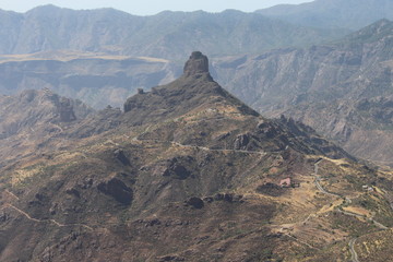 Roque Bentayga et le plateau Acusa Seca  en arrière plan vus depuis le Roque Nublo dans le village de Tejeda au canaries sur l'ile de gran canaria
