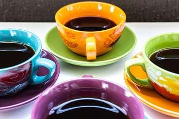 Tazas de café de colores con bebida caliente 
