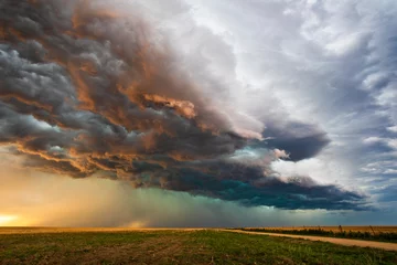 Fototapeten Gewitterwolken über einem Feld © JSirlin