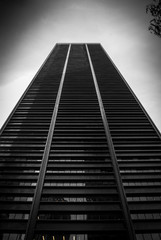 Edificio de Nueva York de color negro de hierro y cristal.
