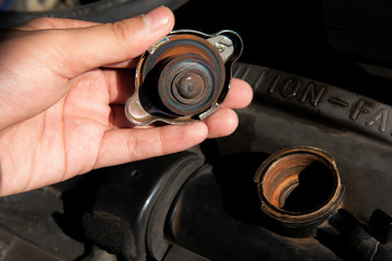 Metal valve caps, open hands on the radiator For cooling the engine And check the water in the leaky radiator