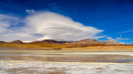 Fototapeta premium nuage lenticulaire au volcan Galan