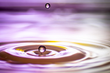 hintergrund in lila und rot mit welle und wasser tropfen im wasser