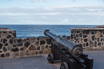 Fototapeta na wymiar cannon in the fortress, in the canary islands