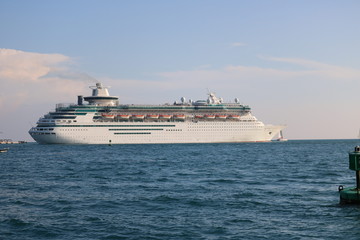 Plakat cruise ship in port