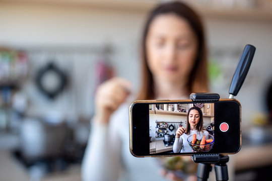 ragazza fa un tutorial di cucina con il suo cellulare