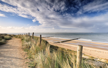 vue sur la plage de la mer du Nord depuis la dune