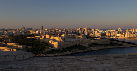 Fototapeta na wymiar view of Valletta at sunset