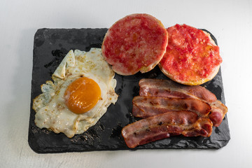 bread with tomato, fried egg and bacon