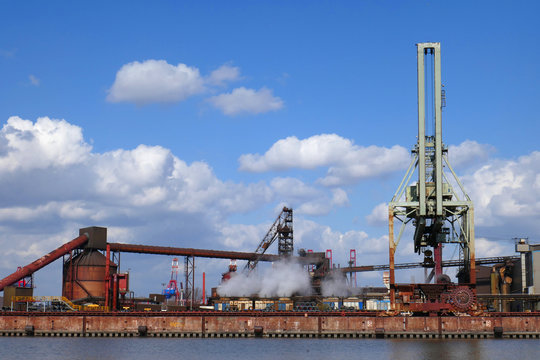 Stahlwerk in Hamburg Waltershof