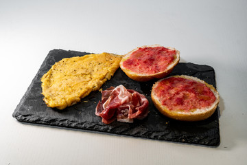Omelette, bread with tomato and iberic ham