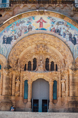 Obraz premium Tibidabo church on mountain in Barcelona with christ statue