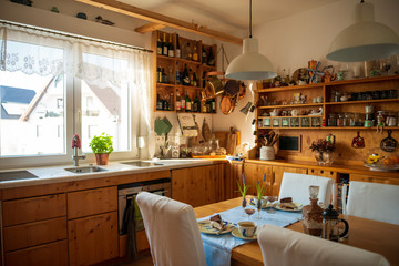 Gedeckter Kuchentisch in Landhausküche