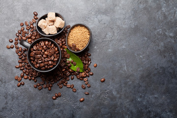 Obraz na płótnie Canvas Coffee cup with roasted beans