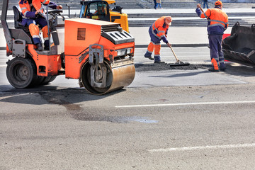 Small road equipment such as a vibratory skating rink and a road bulldozer are actively used in patching the road.
