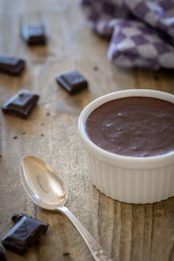 Mousse au Chocolat auf Holztisch mit Löffel