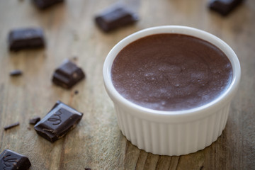 Mousse au Chocolat auf Holztisch